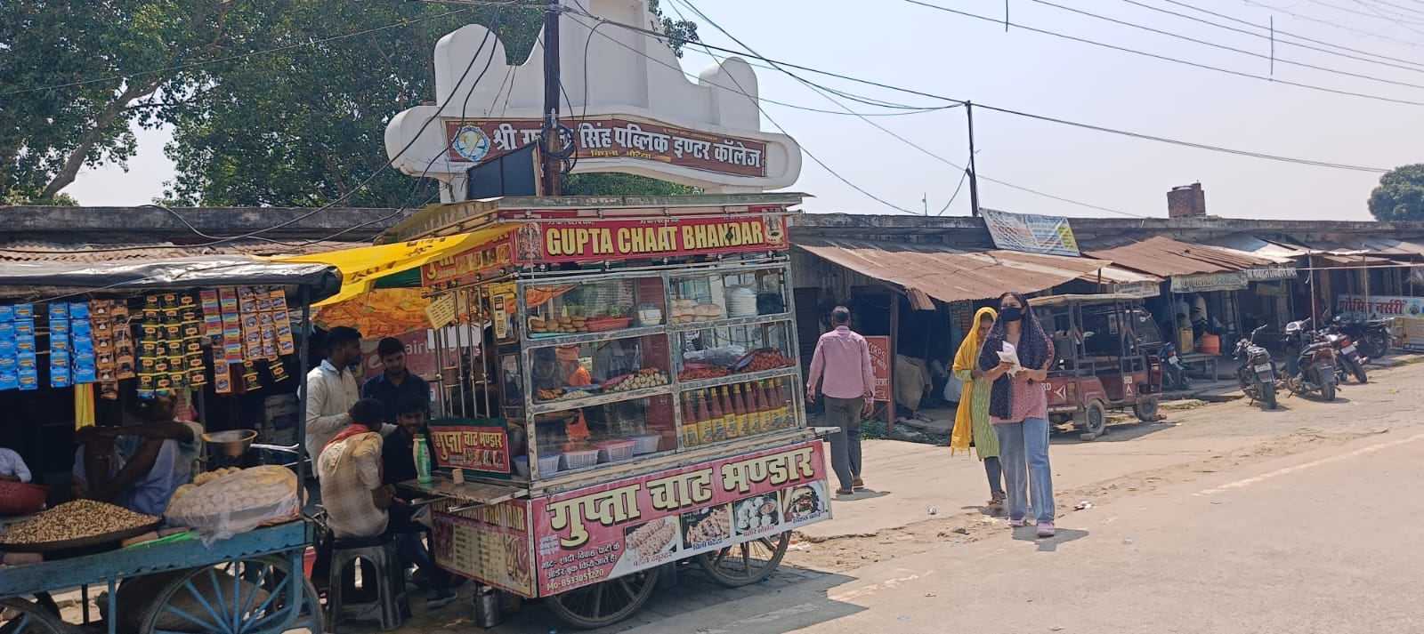 फोटो-28- विवेकानंद ग्रामोद्योग महाविद्यालय के बगल में गुमटी पर लटकते गुटखा। संवाद फोटो-28- विवेकानंद ग्रामोद्योग महाविद्यालय के बगल में गुमटी पर लटकते गुटखा। संवाद