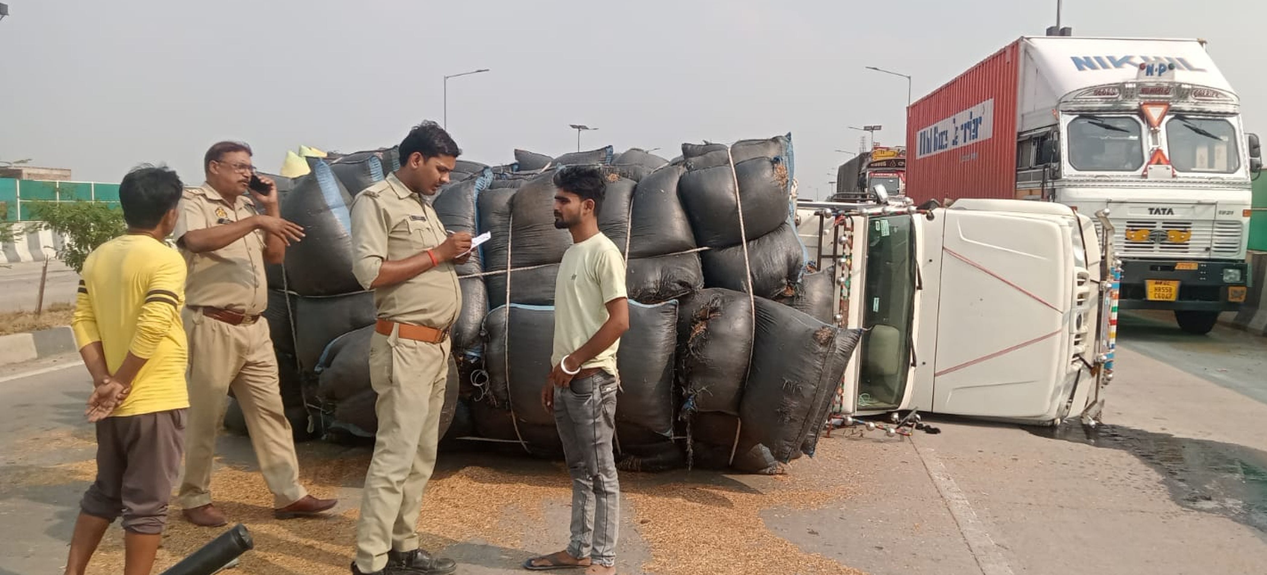 फोटो-47-हाईवे पर पलटे पिकअप को हटवाती पुलिस। संवाद फोटो-47-हाईवे पर पलटे पिकअप को हटवाती पुलिस। संवाद