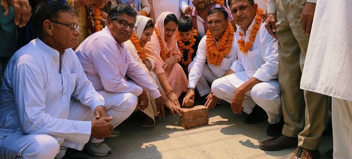 फोटो-66: बहादुरगढ़ के वार्ड 26 में विकास कार्यों का शिलान्यास करते पार्षद बलराम दलाल व वार्ड की फोटो-66: बहादुरगढ़ के वार्ड 26 में विकास कार्यों का शिलान्यास करते पार्षद बलराम दलाल व वार्ड की
