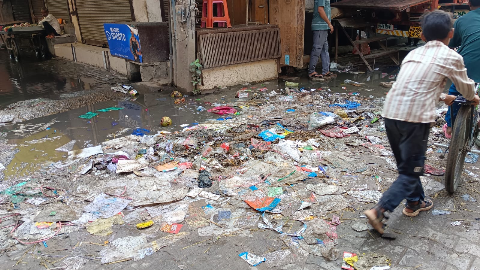 फोटो : सोनीपत के गीता भवन चौक के पास दुकानों के बाहर पड़ा कूड़ा। संवाद फोटो : सोनीपत के गीता भवन चौक के पास दुकानों के बाहर पड़ा कूड़ा। संवाद