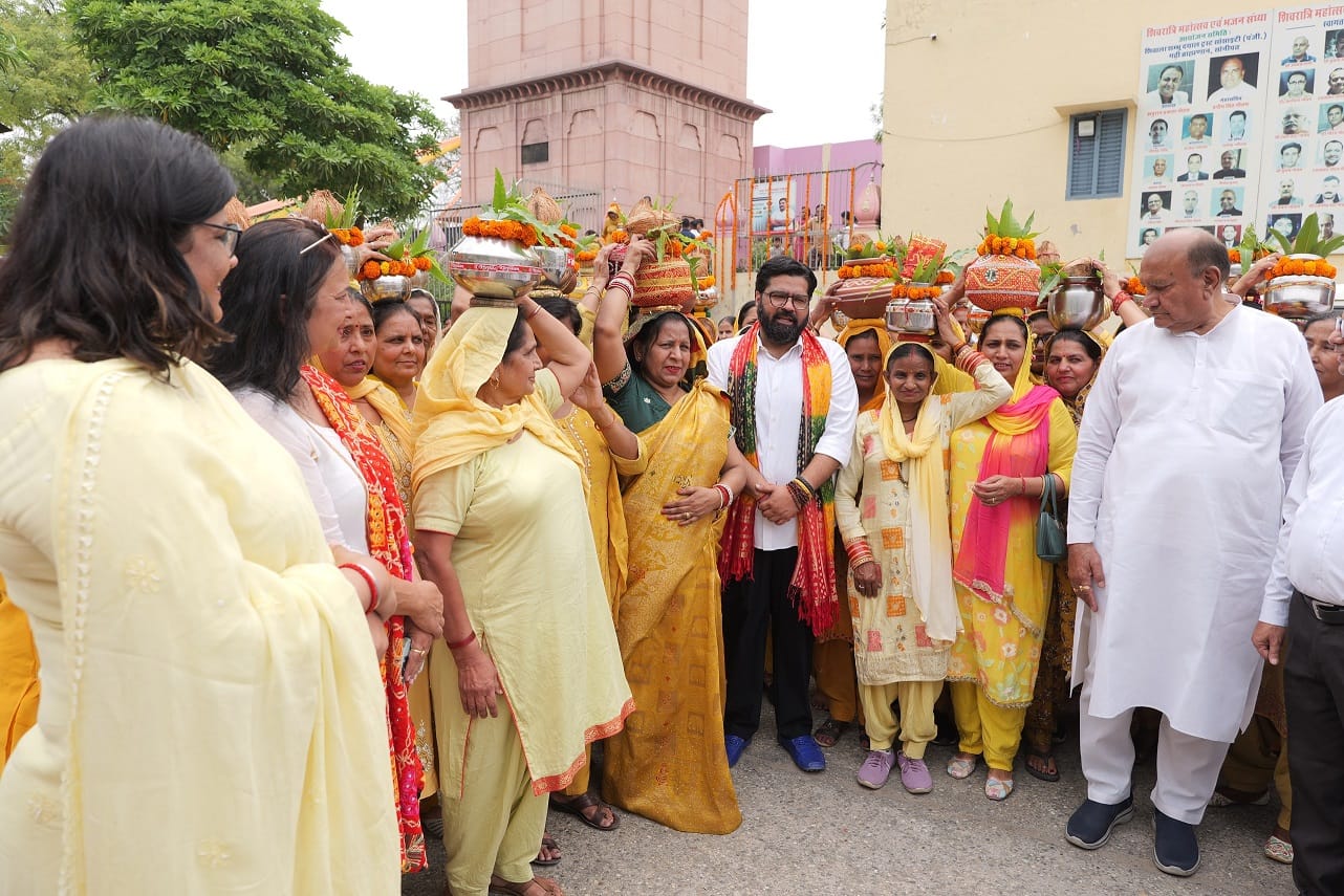 फोटो: शंभू दयाल शिक्षा सदन स्थित शिव मंदिर में सांस्कृतिक प्रस्तुति देती छात्राएं। स्रोत: डीआईप