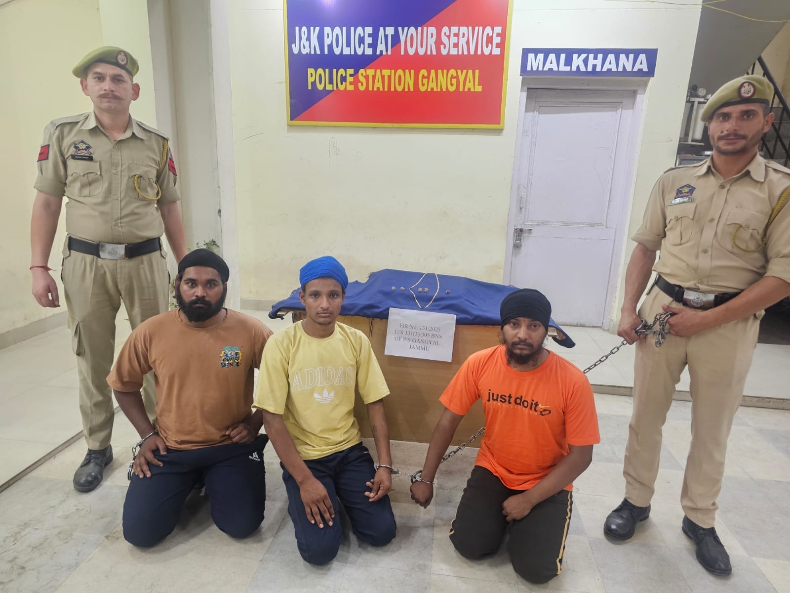 गंग्याल पुलिस द्वारा पकड़े गए तीन शातिर चोर। स्रोत पुलिस गंग्याल पुलिस द्वारा पकड़े गए तीन शातिर चोर। स्रोत पुलिस