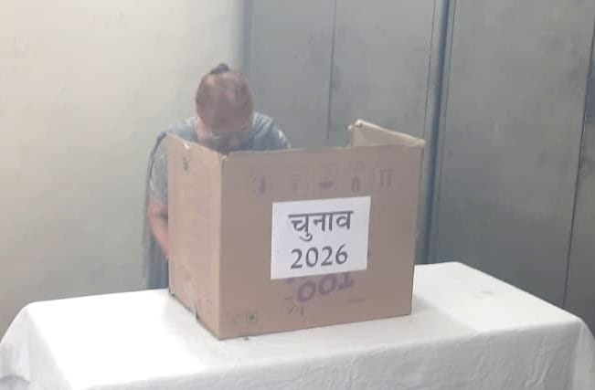गोशाला कमेटी के चुनाव में मतदान करने पहुंचे लोग। संवाद