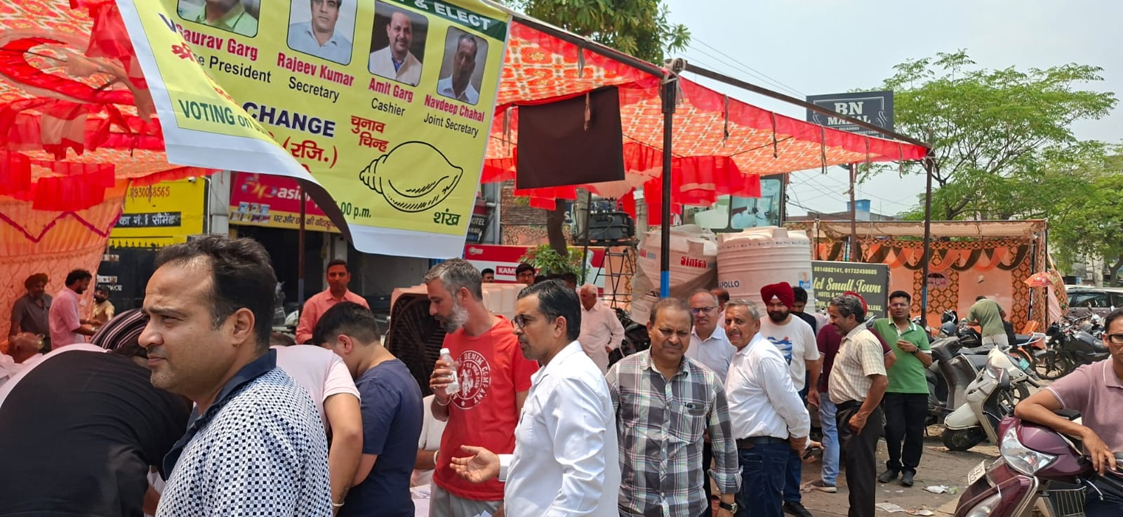 गोशाला कमेटी के चुनाव में मतदान करने पहुंचे लोग। संवाद