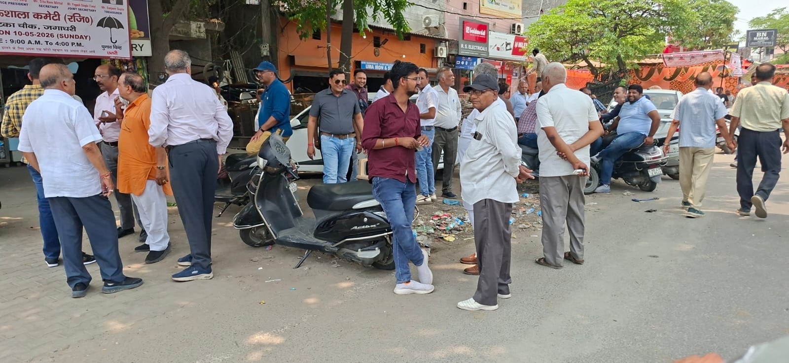 गोशाला कमेटी के चुनाव में मतदान करने पहुंचे लोग। संवाद