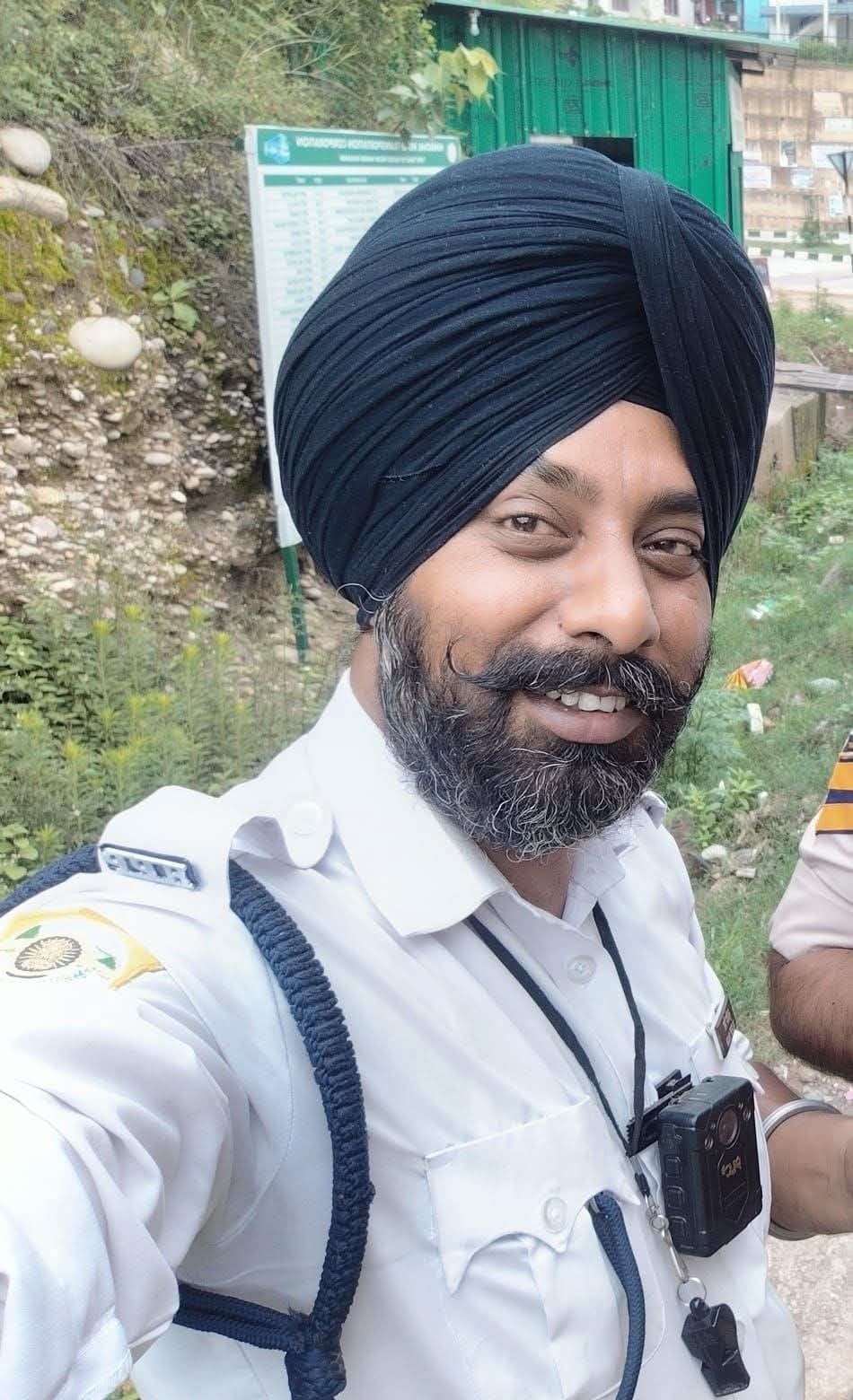 घुमारवीं में कांस्टेबल कुलदीप को गार्ड ऑफ ऑनर देते पुलिस के जवान। संवाद घुमारवीं में कांस्टेबल कुलदीप को गार्ड ऑफ ऑनर देते पुलिस के जवान। संवाद