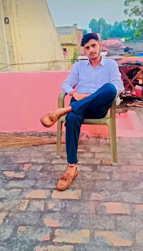 जिला नागरिक अस्पताल में मौजूद अंकित के परिजन। सोशल मीडिया जिला नागरिक अस्पताल में मौजूद अंकित के परिजन। सोशल मीडिया