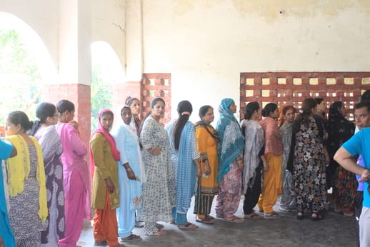 कुजपुरा सरपंच पद के उपचुनाव में वोट डालने के लिए लिस्ट में अपना नाम देखते लोग। संवाद कुजपुरा सरपंच पद के उपचुनाव में वोट डालने के लिए लिस्ट में अपना नाम देखते लोग। संवाद