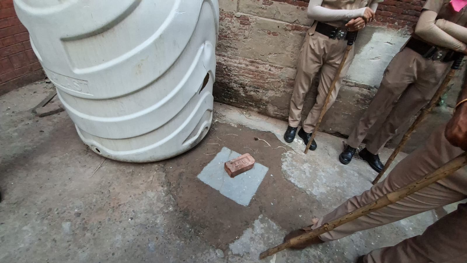 कलाल माजरी में मृतक रामनाथ के घर पर पुलिस की टीमें जांच करती हुई: सोशल मीडिया