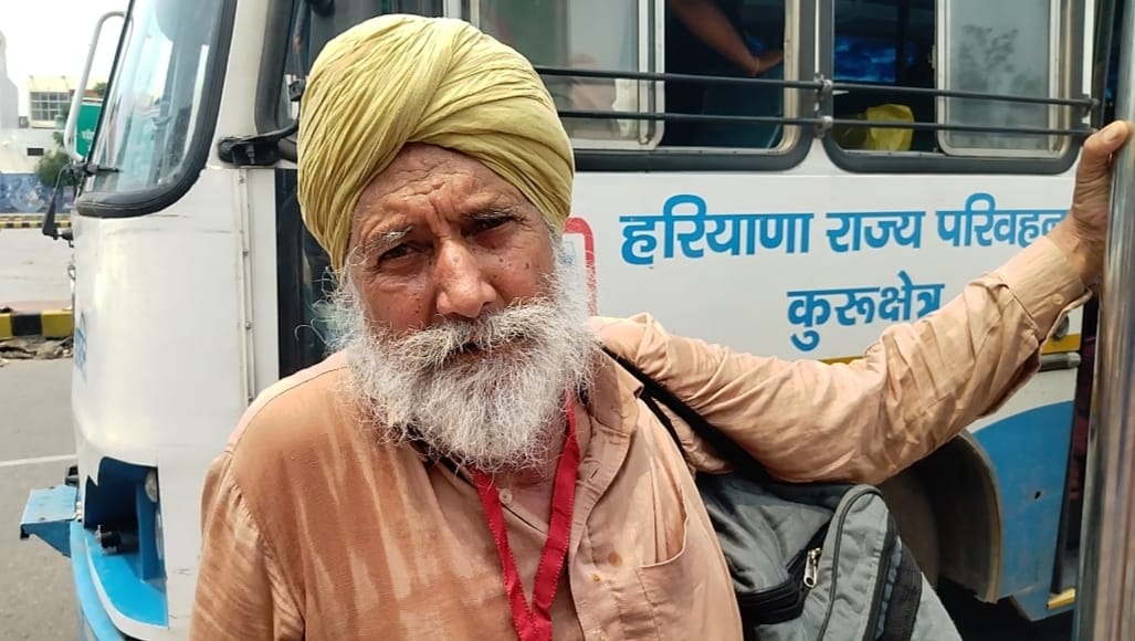 कुरुक्षेत्र। अपनी पत्नी के साथ धार्मिक यात्रा से लौटने पर रेलवे स्टेशन पर जानकारी देते हुए श्र कुरुक्षेत्र। अपनी पत्नी के साथ धार्मिक यात्रा से लौटने पर रेलवे स्टेशन पर जानकारी देते हुए श्र