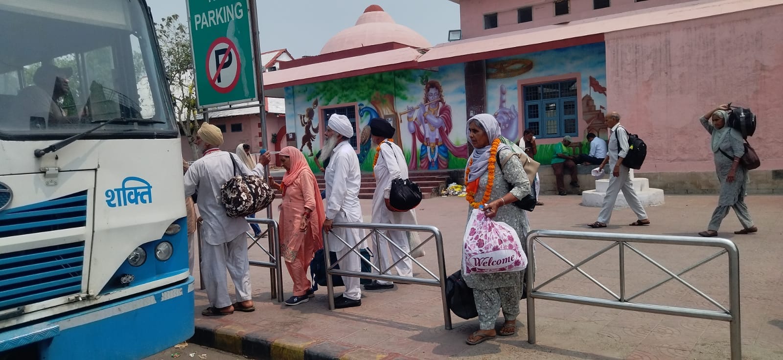 कुरुक्षेत्र। अपनी पत्नी के साथ धार्मिक यात्रा से लौटने पर रेलवे स्टेशन पर जानकारी देते हुए श्र कुरुक्षेत्र। अपनी पत्नी के साथ धार्मिक यात्रा से लौटने पर रेलवे स्टेशन पर जानकारी देते हुए श्र