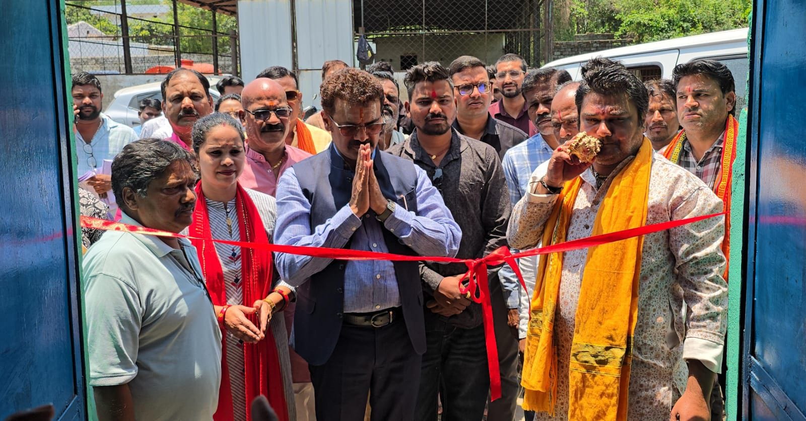 कार्यक्रम की शुरुआत करते महापौर