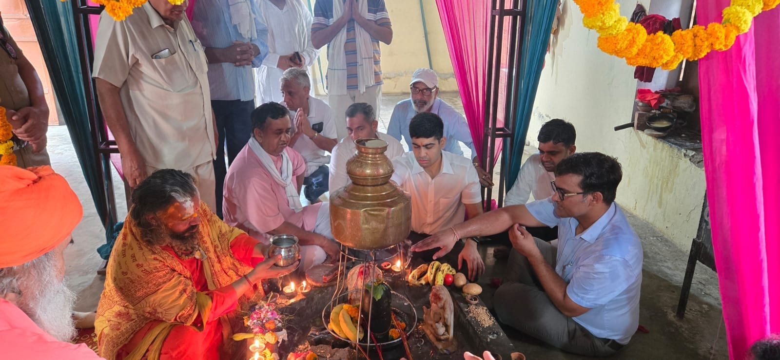 कोसली में कलश यात्रा निकालतीं महिलाएं। स्रोत : ग्रामीण कोसली में कलश यात्रा निकालतीं महिलाएं। स्रोत : ग्रामीण