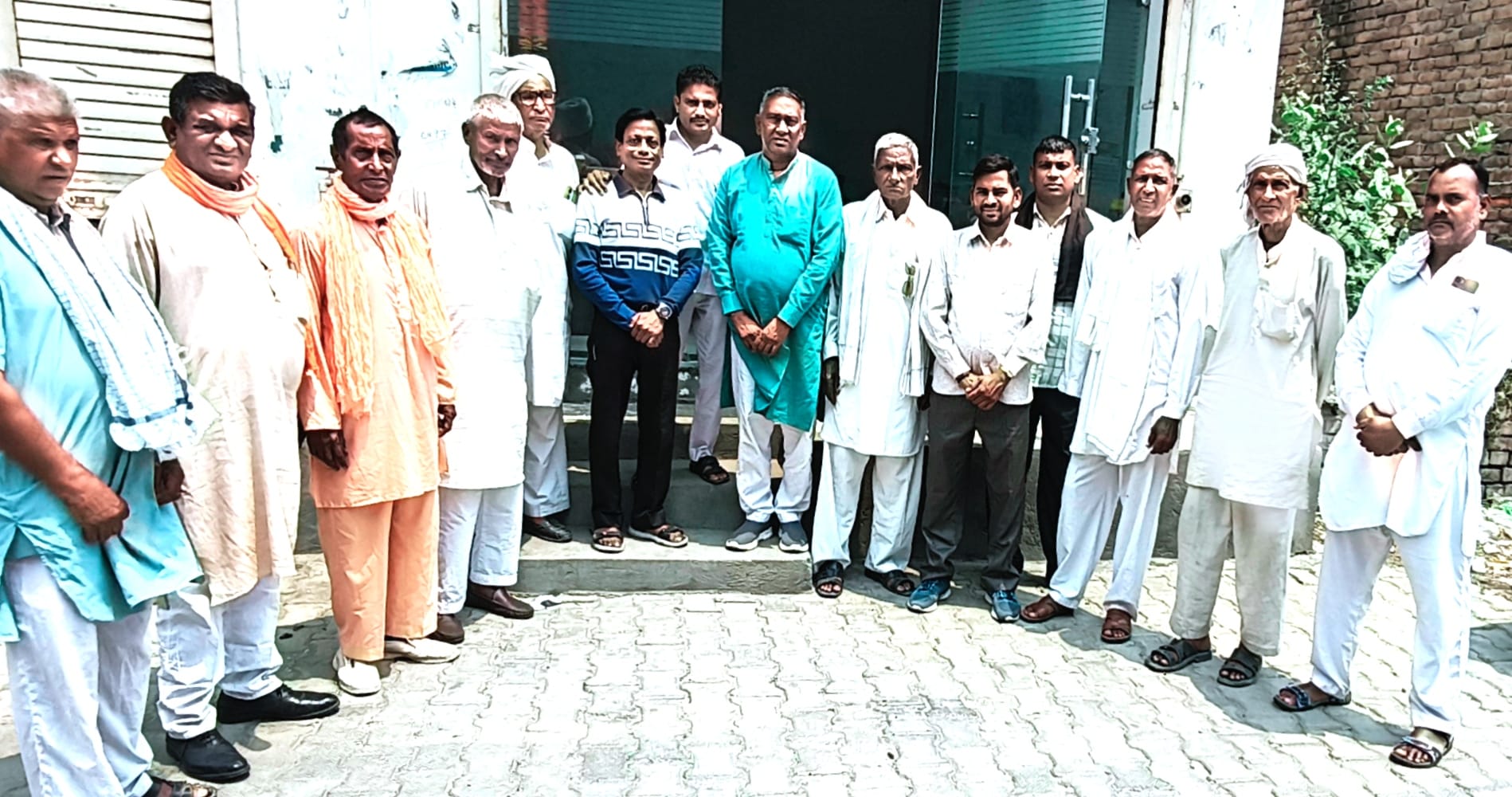 कश्यप जयंती मनाने के लिए आयोजित बैठक में मौजूद सदस्य। संस्था