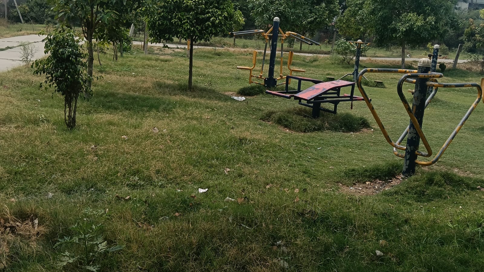 कैथल के बस अड्डे के पीछे बने ट्रैफिक पार्क में टूटी पड़ी कुर्सी। संवाद
