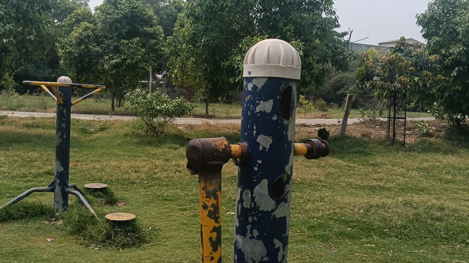 कैथल के बस अड्डे के पीछे बने ट्रैफिक पार्क में टूटी पड़ी कुर्सी। संवाद