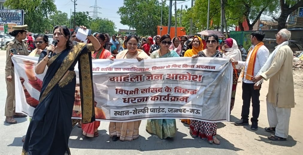 नगर के मिर्जाहादीपुरा स्थित पूर्व नपा अध्यक्ष तैयब पालकी के आवास पर मुख्तार अंसारी की पत्नी अफ नगर के मिर्जाहादीपुरा स्थित पूर्व नपा अध्यक्ष तैयब पालकी के आवास पर मुख्तार अंसारी की पत्नी अफ