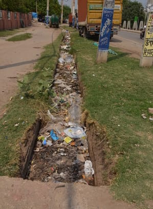 नगर निगम सफाई कर्मचारियों की राज्यव्यापी हड़ताल को लेकर ओल्ड फरीदाबाद के मुख्य बाजार में फैली नगर निगम सफाई कर्मचारियों की राज्यव्यापी हड़ताल को लेकर ओल्ड फरीदाबाद के मुख्य बाजार में फैली