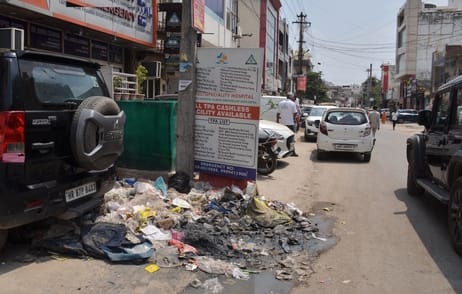 नगर निगम सफाई कर्मचारियों की राज्यव्यापी हड़ताल को लेकर ओल्ड फरीदाबाद के मुख्य बाजार में फैली नगर निगम सफाई कर्मचारियों की राज्यव्यापी हड़ताल को लेकर ओल्ड फरीदाबाद के मुख्य बाजार में फैली