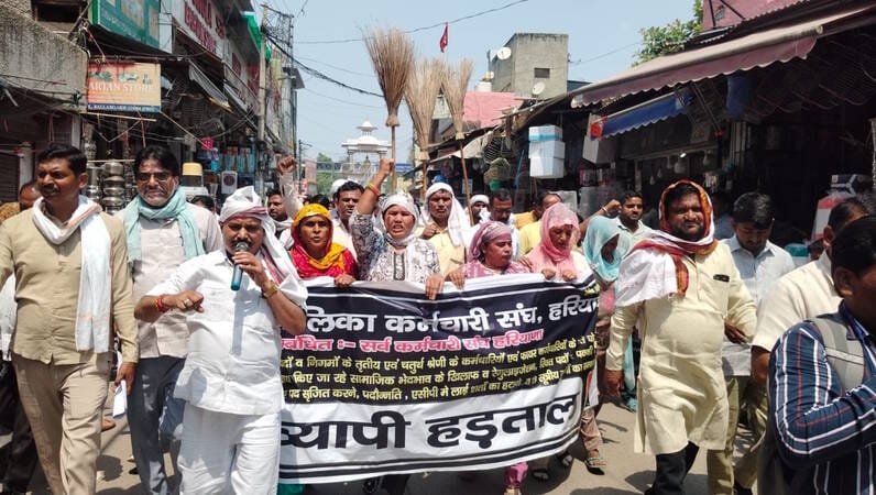 नगर निगम सफाई कर्मचारियों की राज्यव्यापी हड़ताल को लेकर ओल्ड फरीदाबाद के मुख्य बाजार में फैली नगर निगम सफाई कर्मचारियों की राज्यव्यापी हड़ताल को लेकर ओल्ड फरीदाबाद के मुख्य बाजार में फैली