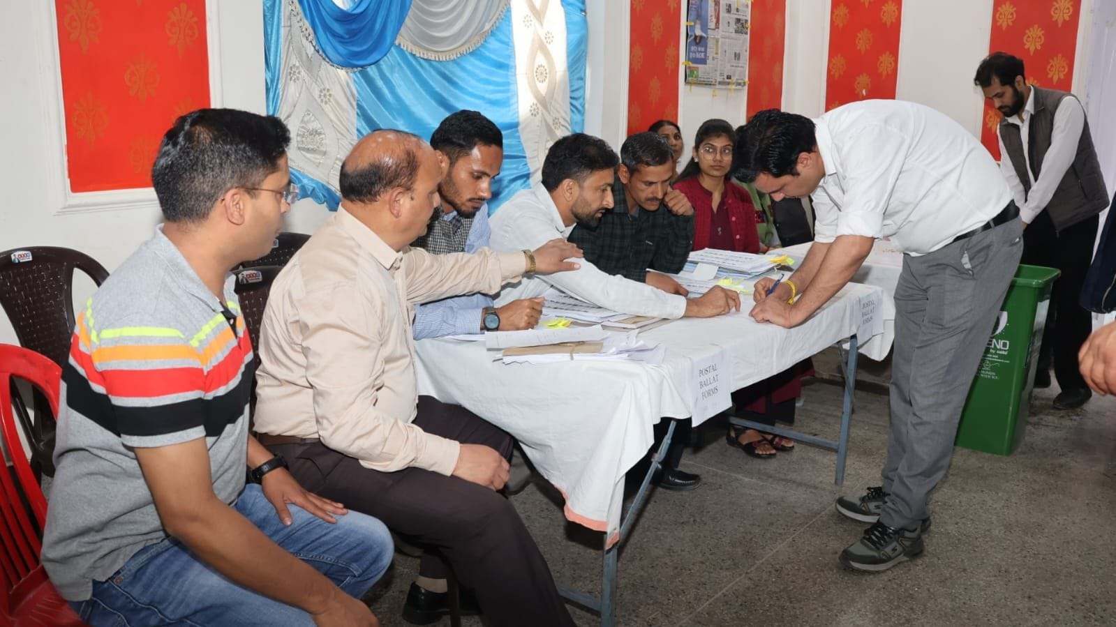 नगर निगम सोलन के निर्वाचन के तहत दूसरे चरण के दौरान मौजूद पदाधिकारी। स्रोत : डीपीआरओ
