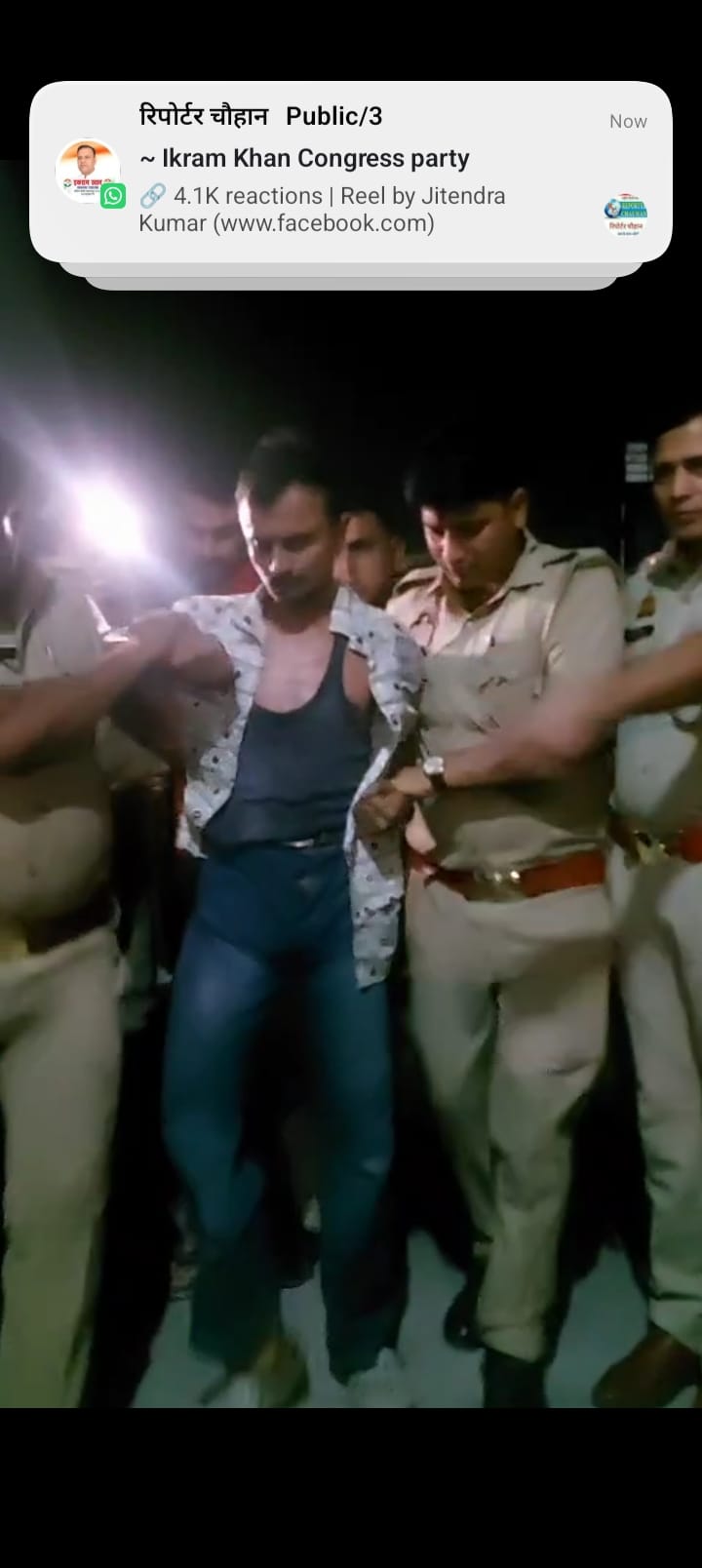 नानौता के नाइयों वाली गली में भाभी की हत्या के बाद फावड़ा लिए हत्यारोपी देवर। नानौता के नाइयों वाली गली में भाभी की हत्या के बाद फावड़ा लिए हत्यारोपी देवर।