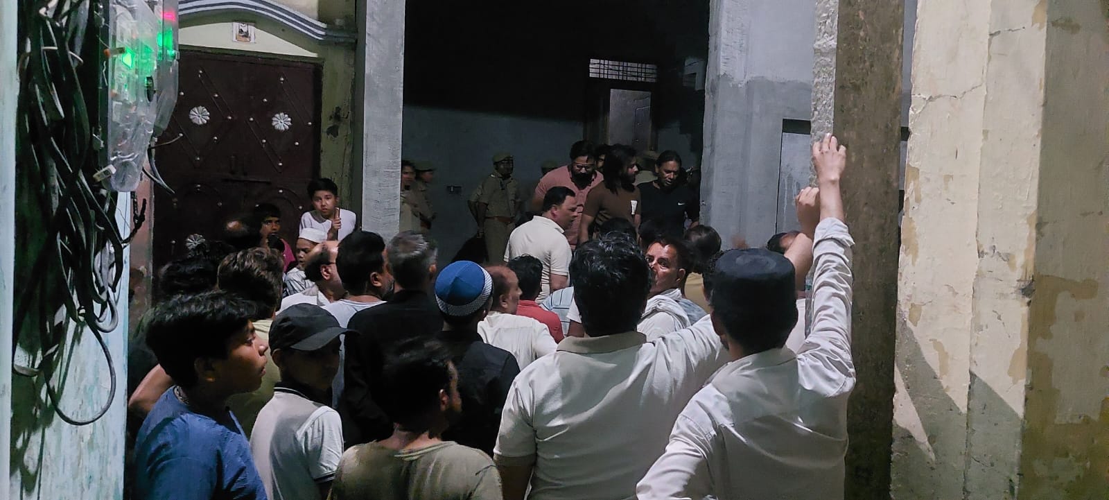 नानौता के नाइयों वाली गली में भाभी की हत्या के बाद फावड़ा लिए हत्यारोपी देवर। नानौता के नाइयों वाली गली में भाभी की हत्या के बाद फावड़ा लिए हत्यारोपी देवर।