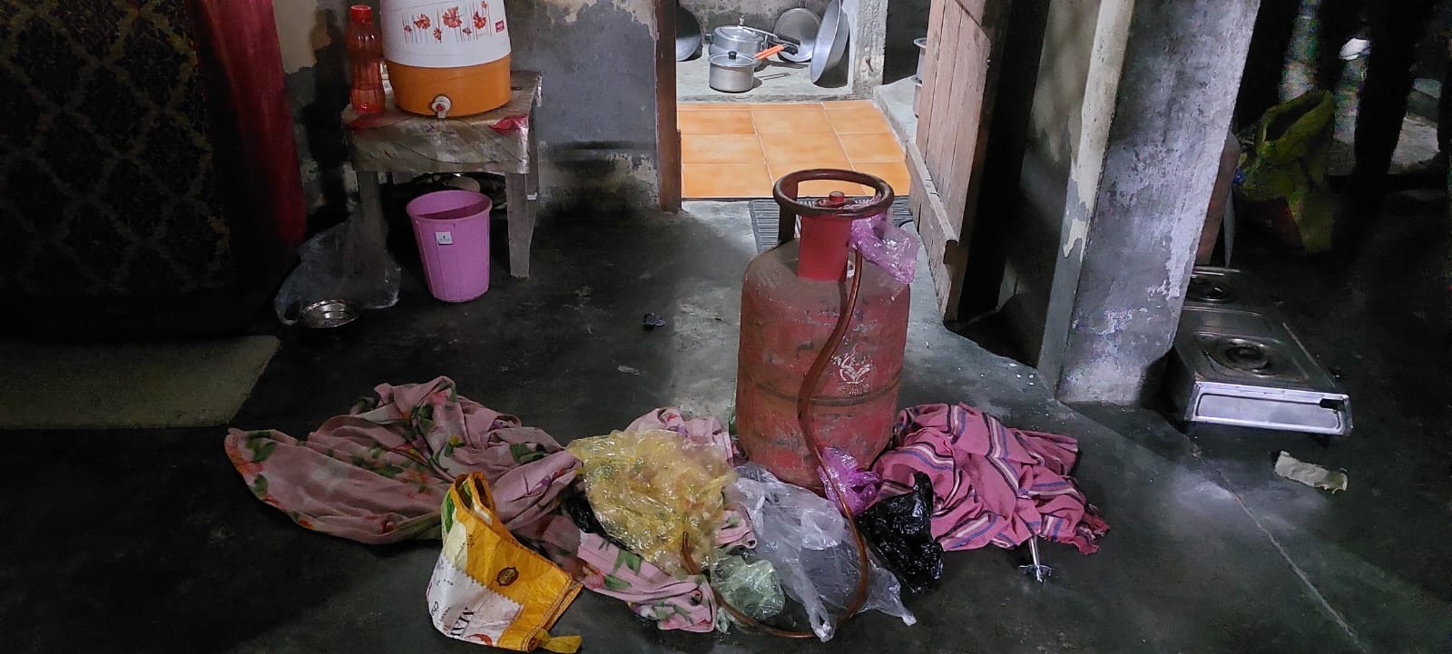 नानौता के नाइयों वाली गली में भाभी की हत्या के बाद फावड़ा लिए हत्यारोपी देवर। नानौता के नाइयों वाली गली में भाभी की हत्या के बाद फावड़ा लिए हत्यारोपी देवर।