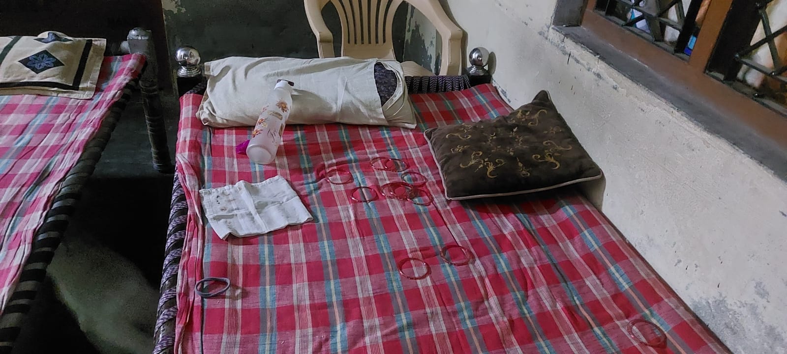 नानौता के नाइयों वाली गली में भाभी की हत्या के बाद फावड़ा लिए हत्यारोपी देवर। नानौता के नाइयों वाली गली में भाभी की हत्या के बाद फावड़ा लिए हत्यारोपी देवर।