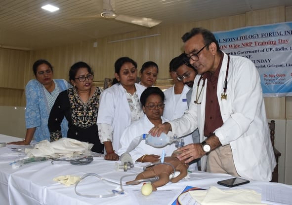 नवजात के इलाज की जानकारी देते चिकित्सक।