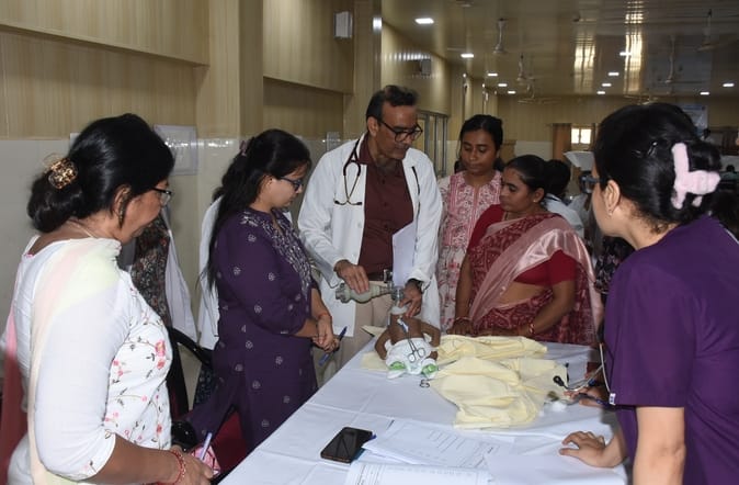 नवजात के इलाज की जानकारी देते चिकित्सक।