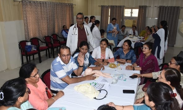 नवजात के इलाज की जानकारी देते चिकित्सक।