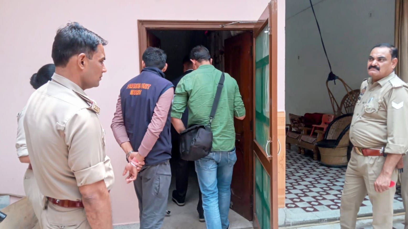 नवीशा की ससुराल में फोरेसिंक टीम साक्ष्य एकत्र करते हुए। (मवाना)