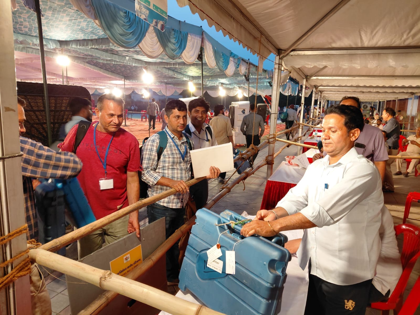 ओपीएस विद्या मंदिर में पोलिंग पार्टियां मतदान के बाद ईवीएम जमा कराती हुईं। विभाग