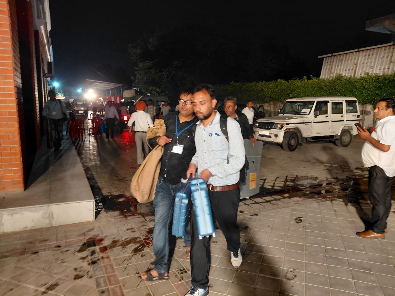 ओपीएस विद्या मंदिर में पोलिंग पार्टियां मतदान के बाद ईवीएम जमा कराती हुईं। विभाग