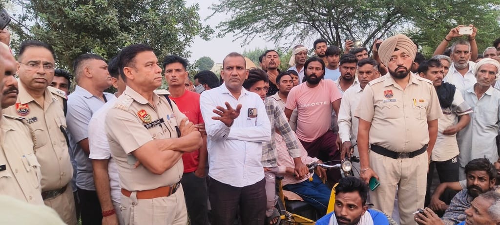 राजौंद सेरधा में सड़क हादसे के बाद गुस्साए ग्रामीणों द्वारा लगाया गया जाम राजौंद सेरधा में सड़क हादसे के बाद गुस्साए ग्रामीणों द्वारा लगाया गया जाम