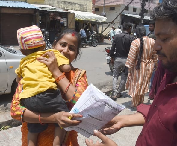 राजधानी के 29 केंद्रों पर पोस्ट ग्रेजुएट टीचर (पीजीटी) की परीक्षा दो पालियों में आयोजित की गई। 