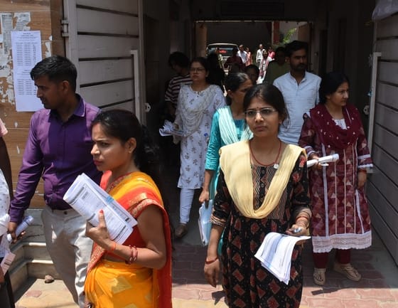 राजधानी के 29 केंद्रों पर पोस्ट ग्रेजुएट टीचर (पीजीटी) की परीक्षा दो पालियों में आयोजित की गई। 