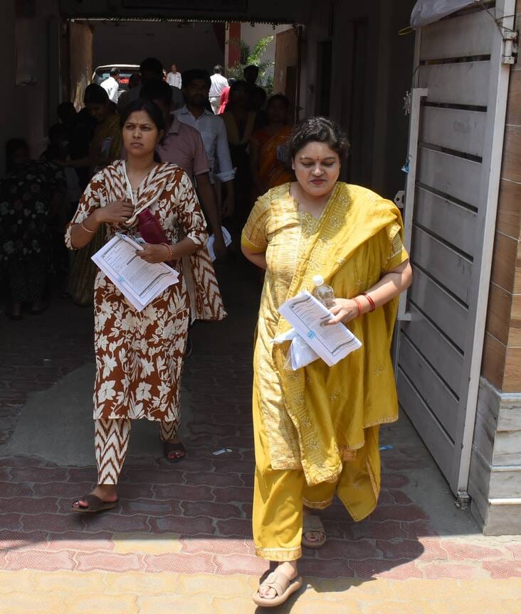 राजधानी के 29 केंद्रों पर पोस्ट ग्रेजुएट टीचर (पीजीटी) की परीक्षा दो पालियों में आयोजित की गई। 