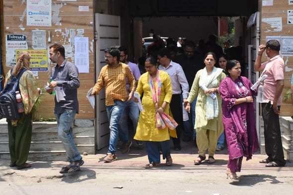 राजधानी के 29 केंद्रों पर पोस्ट ग्रेजुएट टीचर (पीजीटी) की परीक्षा दो पालियों में आयोजित की गई। 