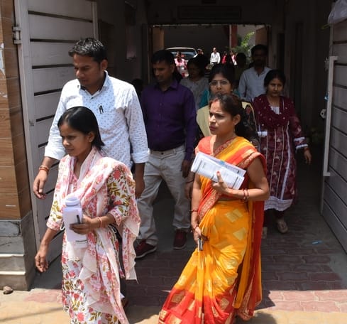 राजधानी के 29 केंद्रों पर पोस्ट ग्रेजुएट टीचर (पीजीटी) की परीक्षा दो पालियों में आयोजित की गई। 