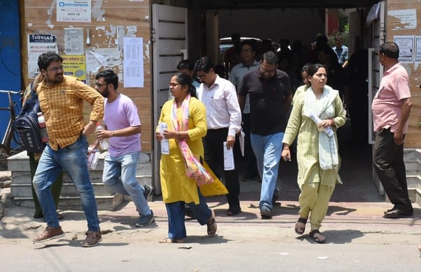 राजधानी के 29 केंद्रों पर पोस्ट ग्रेजुएट टीचर (पीजीटी) की परीक्षा दो पालियों में आयोजित की गई। 
