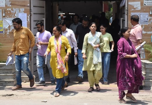 राजधानी के 29 केंद्रों पर पोस्ट ग्रेजुएट टीचर (पीजीटी) की परीक्षा दो पालियों में आयोजित की गई। 
