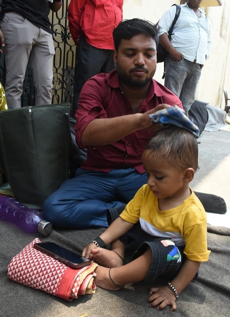 राजधानी के 29 केंद्रों पर पोस्ट ग्रेजुएट टीचर (पीजीटी) की परीक्षा दो पालियों में आयोजित की गई। 