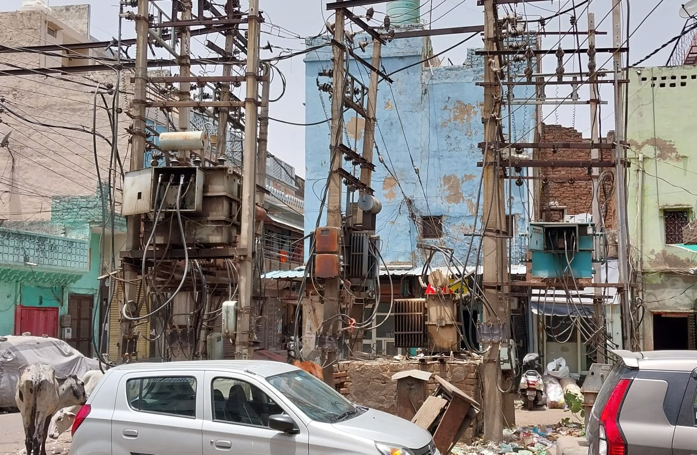 रेवाड़ी में मुख्य डाकघर के बाहर लगा ट्रांसफार्मर जिसके नहीं है जालिया। संवाद रेवाड़ी में मुख्य डाकघर के बाहर लगा ट्रांसफार्मर जिसके नहीं है जालिया। संवाद