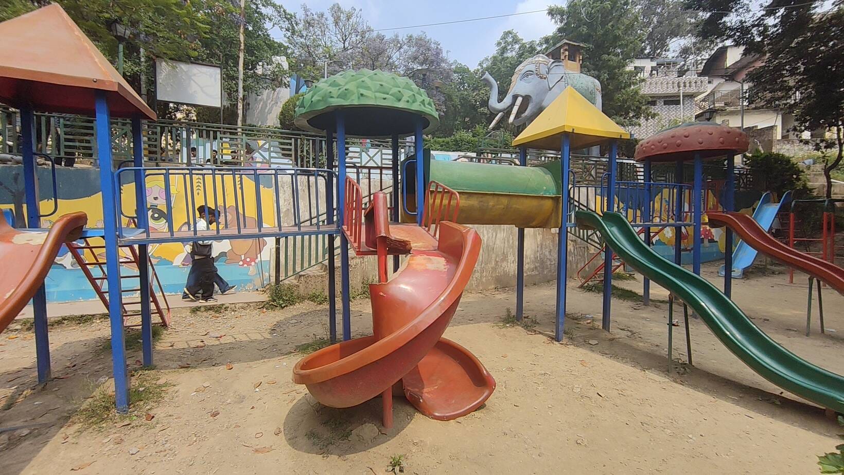 सोलन के मालरोड स्थित मशहून चिल्ड्रन पार्क में टूटे झूलों पर खेलते बच्चे। संवाद सोलन के मालरोड स्थित मशहून चिल्ड्रन पार्क में टूटे झूलों पर खेलते बच्चे। संवाद