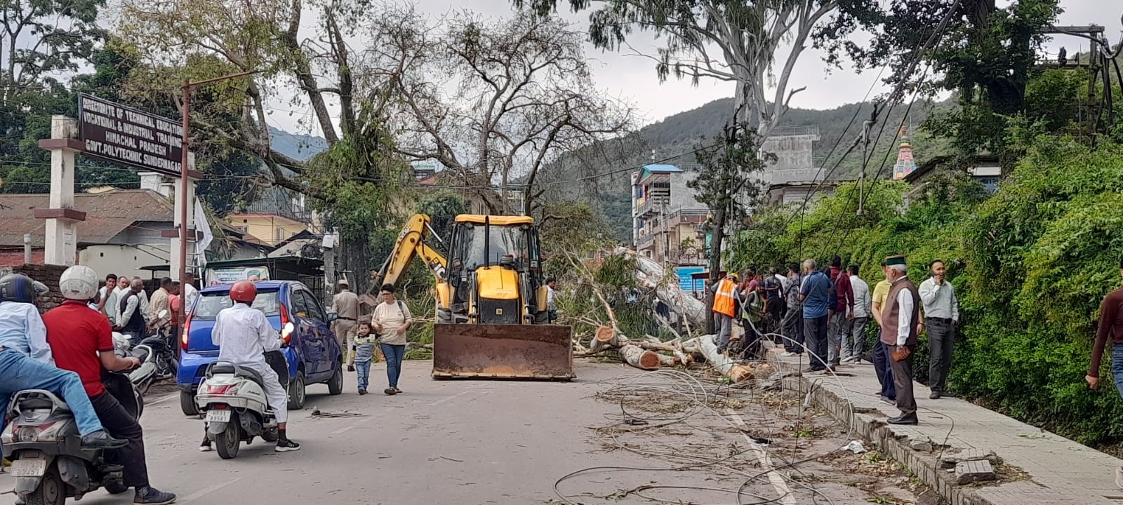 सुंदरनगर में अंधड़ से उखड़े पेड़ों की वजह से क्षतिग्रस्त विद्युत लाईनों की मरम्मत व सड़क बहाली 