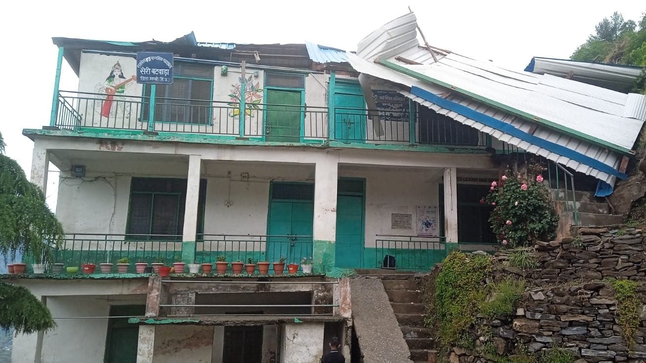 सुंदरनगर में अंधड़ से उखड़े पेड़ों की वजह से क्षतिग्रस्त विद्युत लाईनों की मरम्मत व सड़क बहाली 