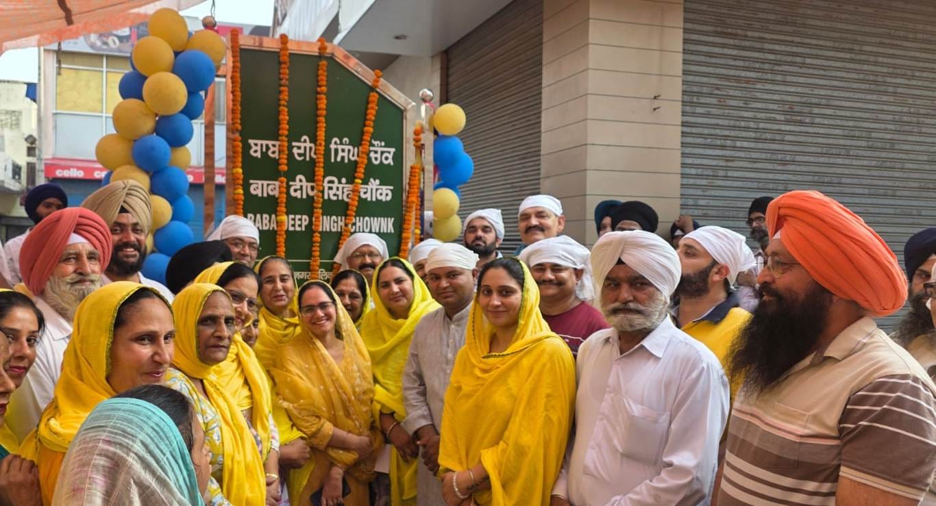 शाहाबाद। शहीद बाबा दीप सिंह चौंक का लोकार्पण करते सुभाष कलसाना व पार्षद नवनीत कौर। स्वयं