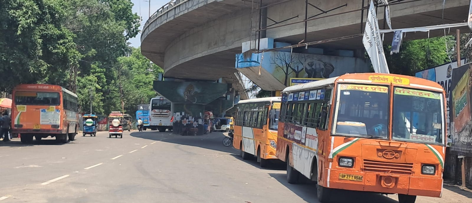शहर के असम चौराहे पर बीसलपुर मार्ग पर खड़े वाहन। संवाद शहर के असम चौराहे पर बीसलपुर मार्ग पर खड़े वाहन। संवाद
